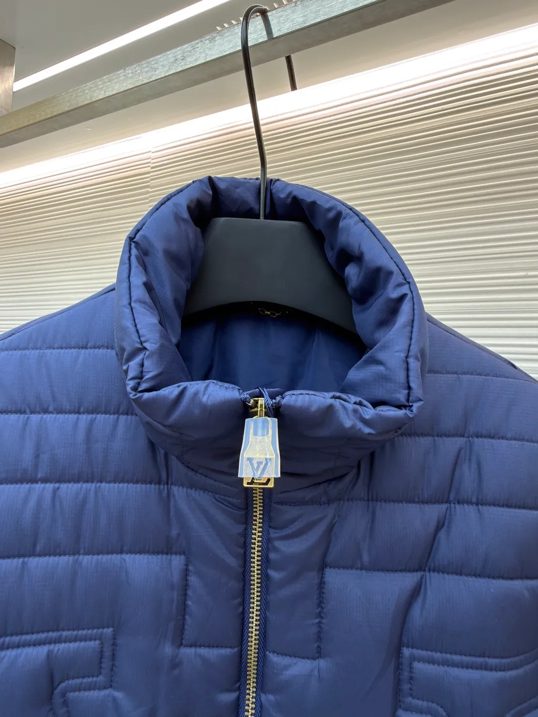LOUIS VUITTON stand collar cotton jacket ●Item number: 1681221-D15 ●Material: down fabric ●Technology: embroidery production ●Color: blue ●Version: fitted version ●Weight: about 970 grams ●Size: S-M-L-XL ●Description: This diamond-shaped pattern is designed with gusseted cotton. It feels very comfortable. It is not only warm but also classy. The button-type opening and closing can highlight your temperament. The upper body is fashionable and versatile, suitable for various daily wear. It is one of the must-have items in winter. The overall wiring is straight and delicate, the fabric is comfortable and soft, and the color is consistent without color difference. It can be matched with the same style to create a fashionable look and control various occasions. Customized accessories, complete with three standards, same style for men and women!